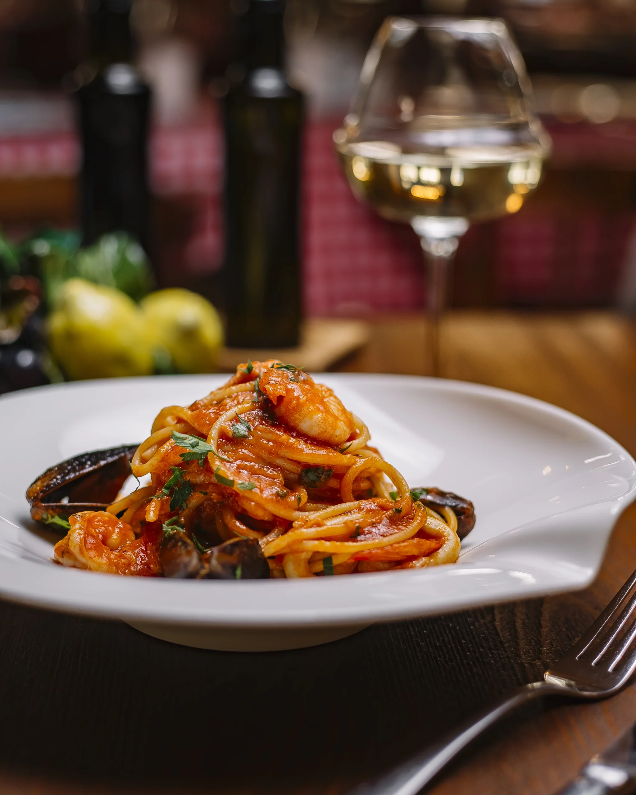 espaguete-de-frutos-mar-com-mexilhoes-camarao-molho-de-tomate-e-salsa